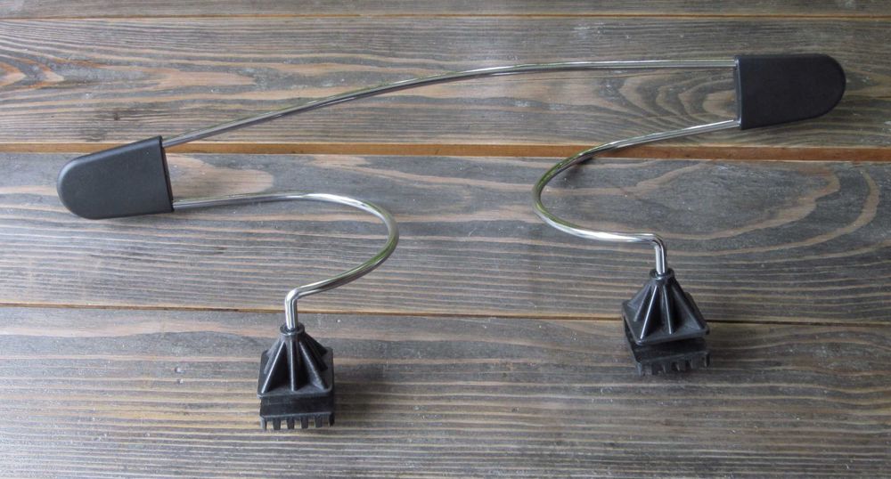 Metalowy wieszak na marynarkę .