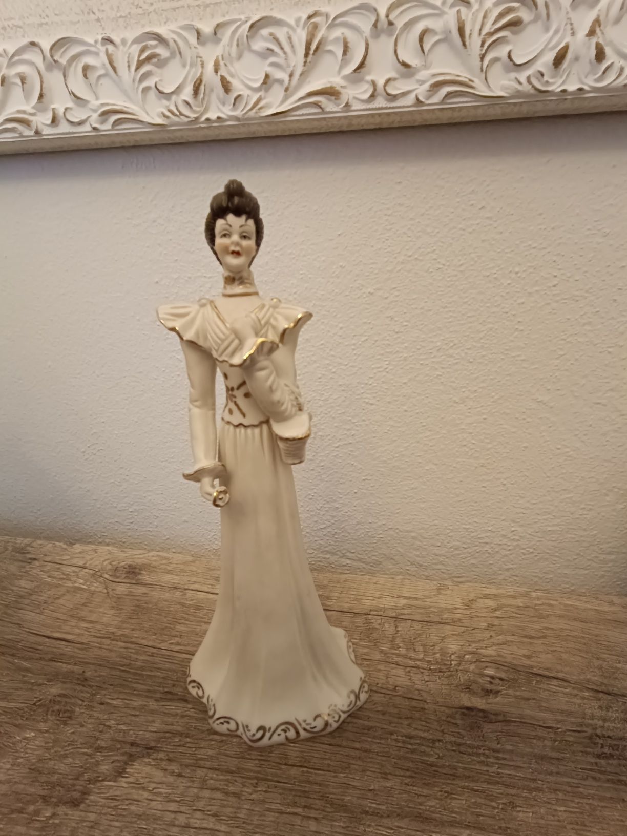 Dois potes com tampa em louça e duas estatuetas