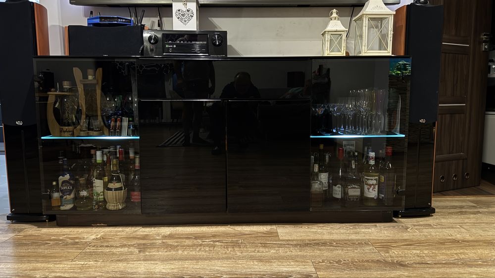 Komoda z czarnego szkla z podswietleniem