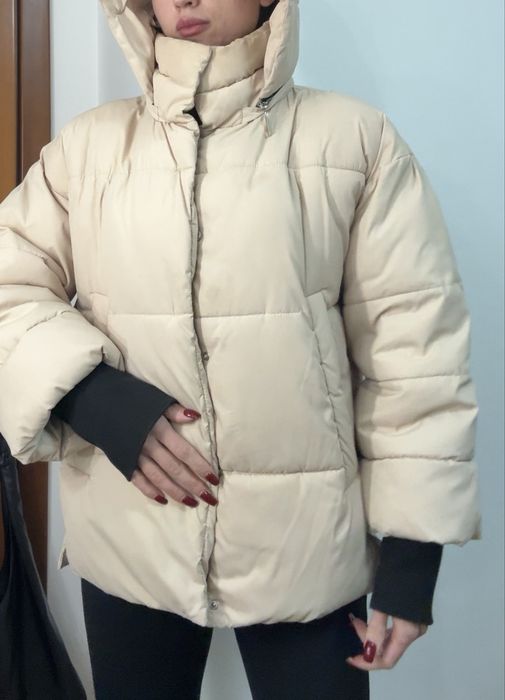 Бежева пухова куртка