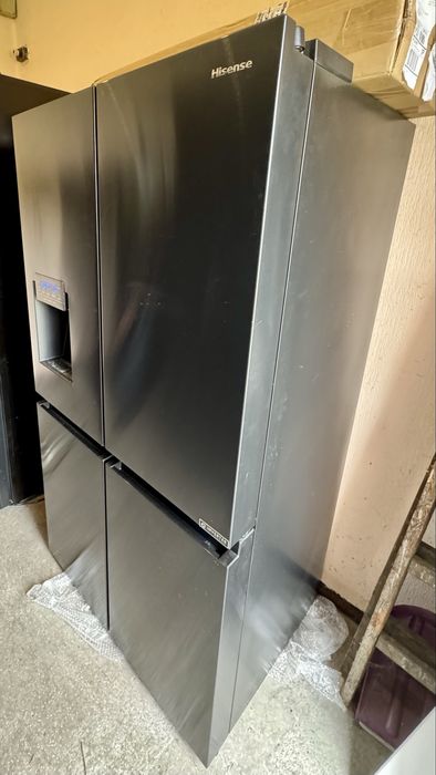 Czarna chłodziarko zamrażarka Hisense RQ760N4AFF. Side by side.