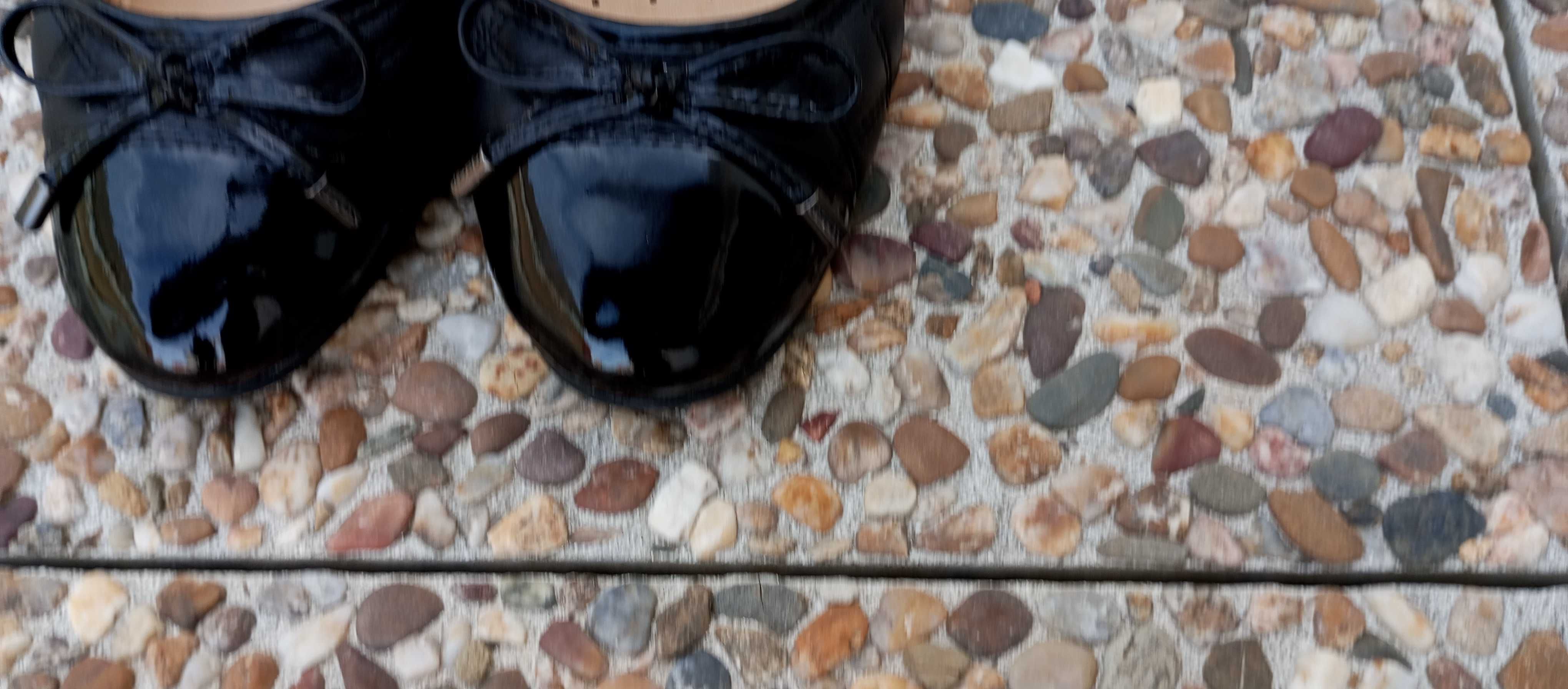 Sapato GEOX muito elegante em pele preta com lacinho