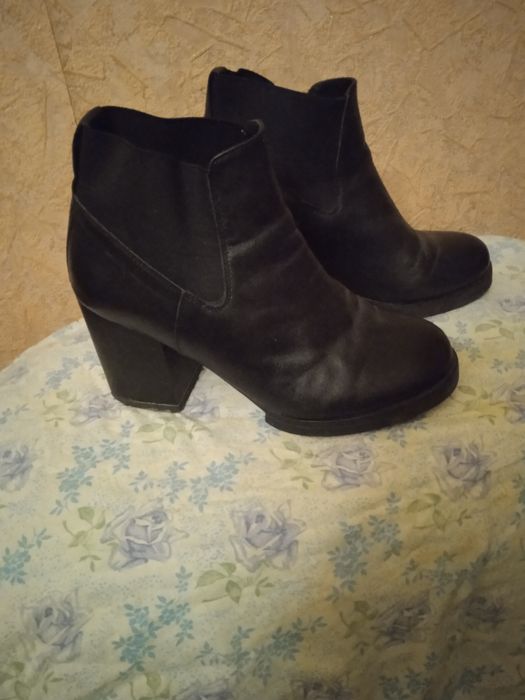 Кожаные ботинки на небольшом кабуке