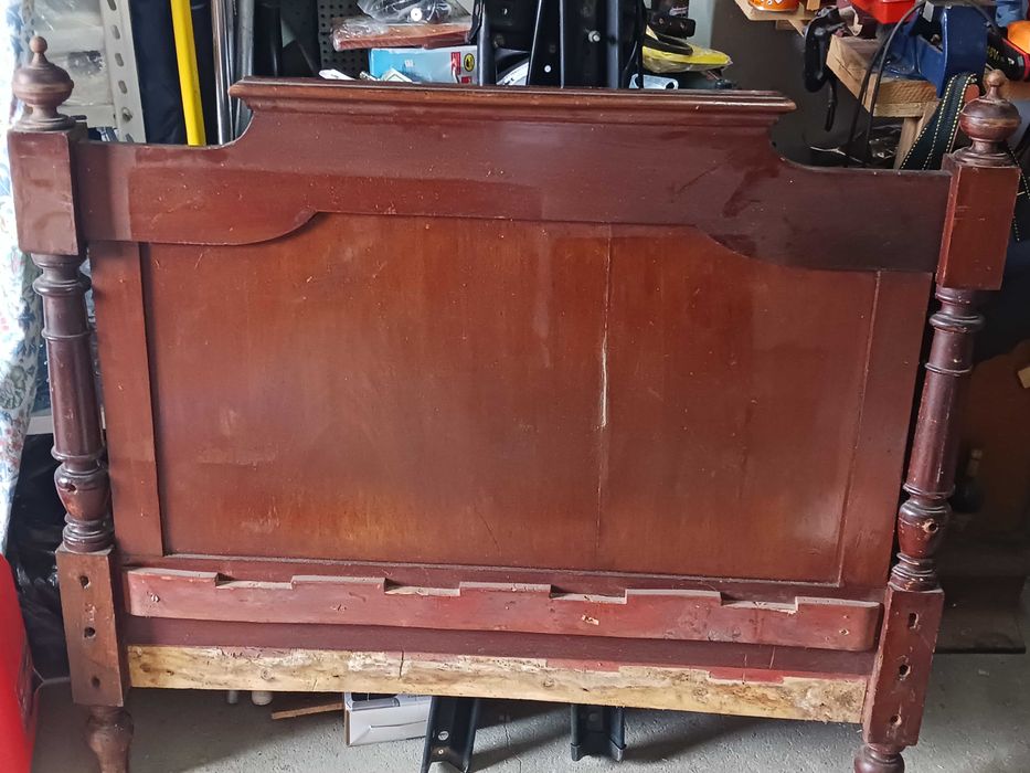 Cama antiga de mogno