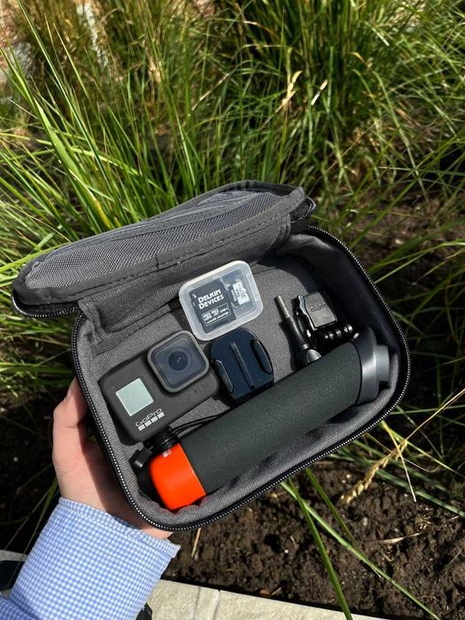 Екшн-камера GoPro Hero 8, з кейсом та картою пам'яті.