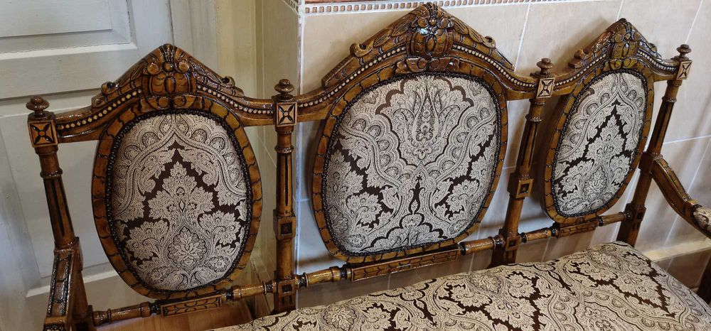 Антикварная мебель: 1 диван, 2 кресла, 4 стула.