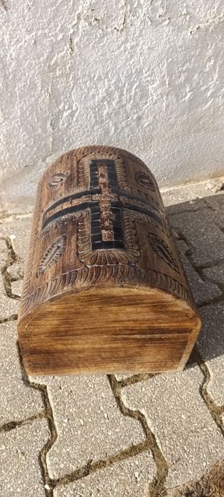 Baú em madeira trabalhada
