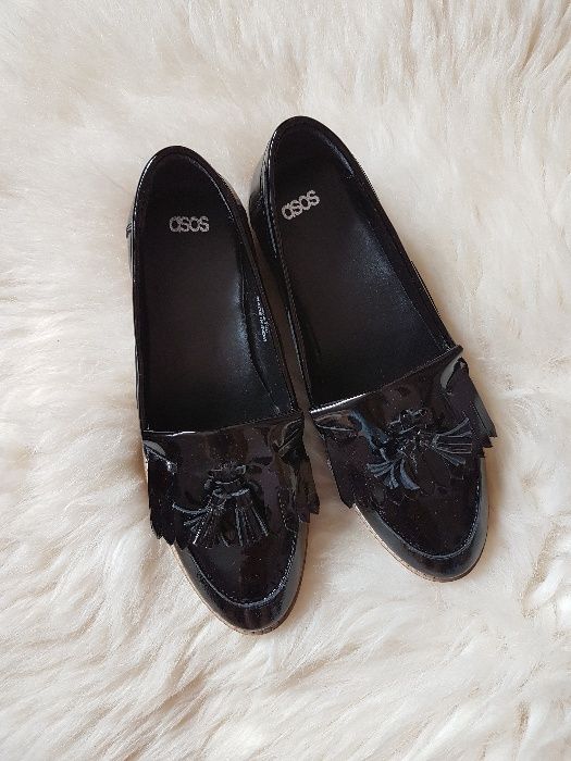 Modne lakierowane buty marki Asos Mokasyny