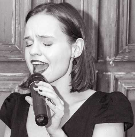 Śpiew dla dorosłych online – bez stresu, z pasją i uśmiechem :)