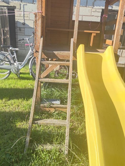 Domek ze zjeżdżalnią i piaskownica na dole