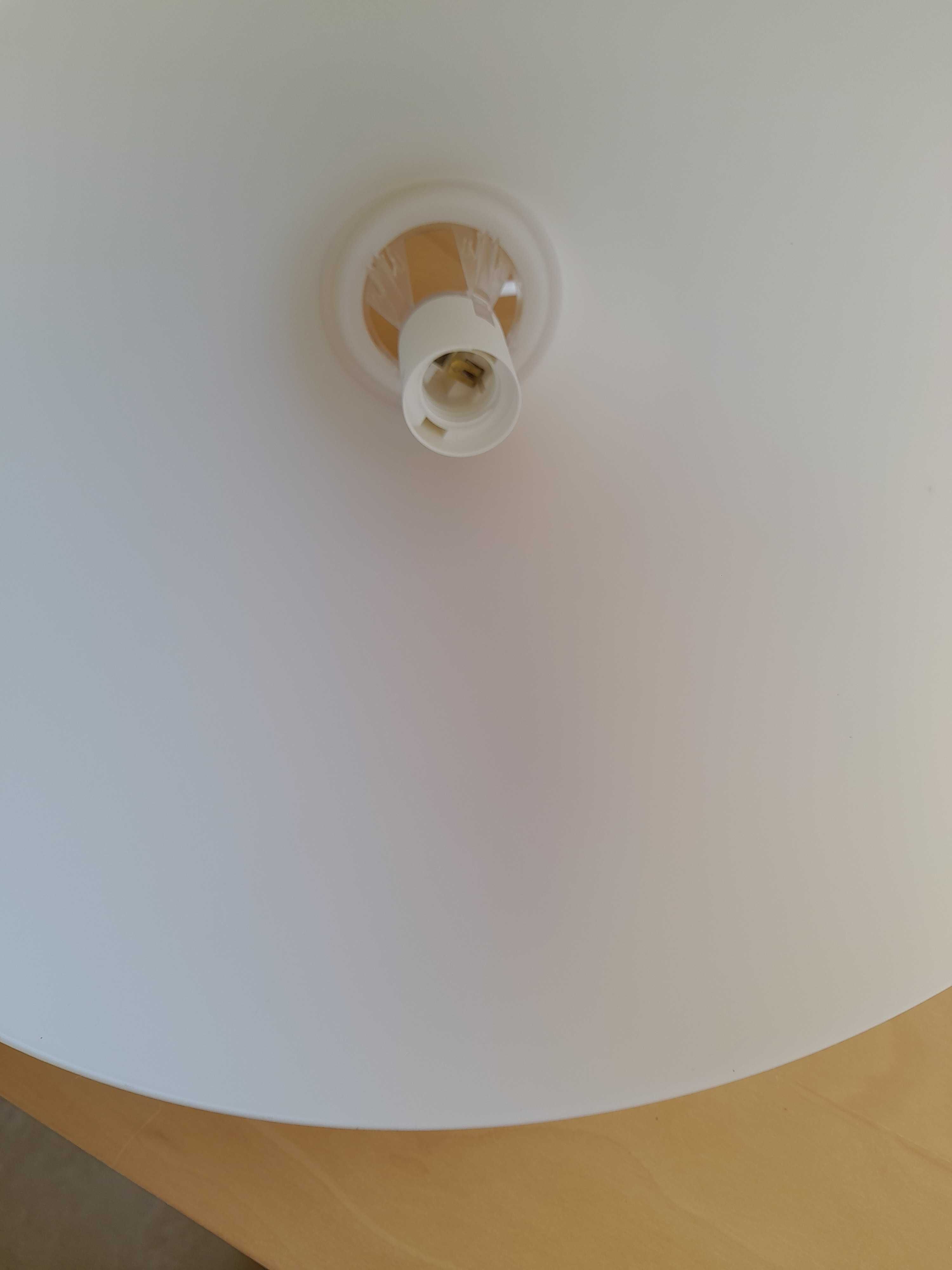 Abajur IKEA com conjunto de cabos