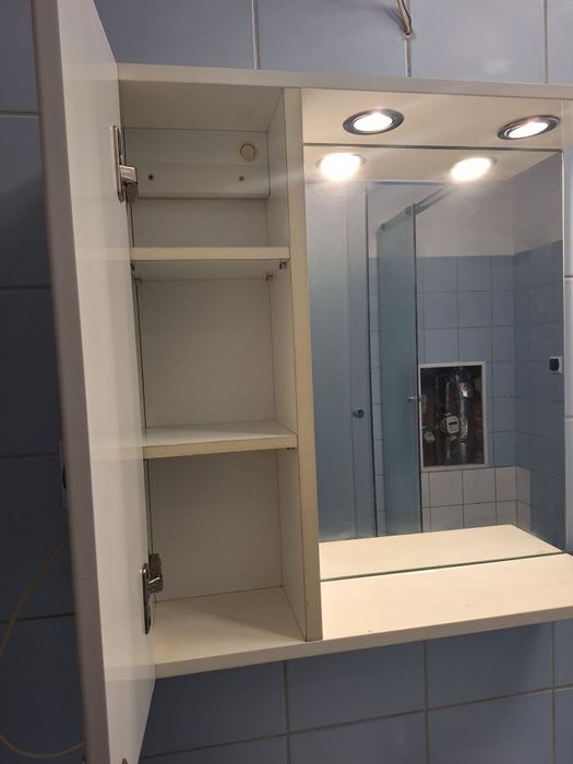Szafka łazienkowa z lustrem