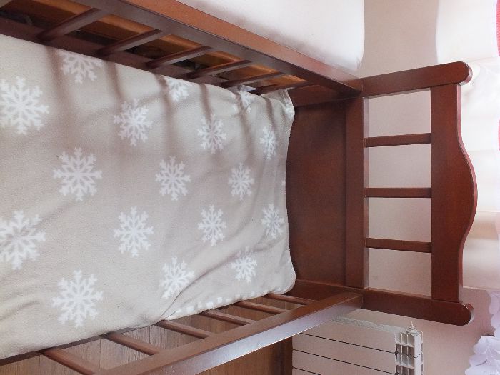 Solidna, drewniana kołyska dziecięca