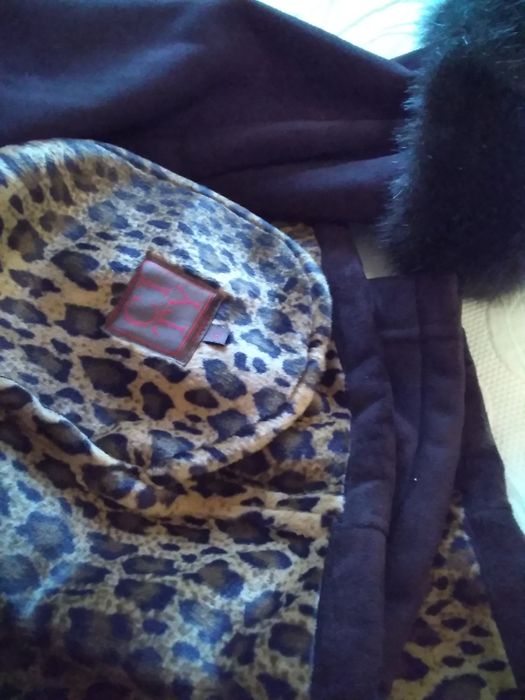 Casado curto de senhora em pele com punhos e gola de pelo