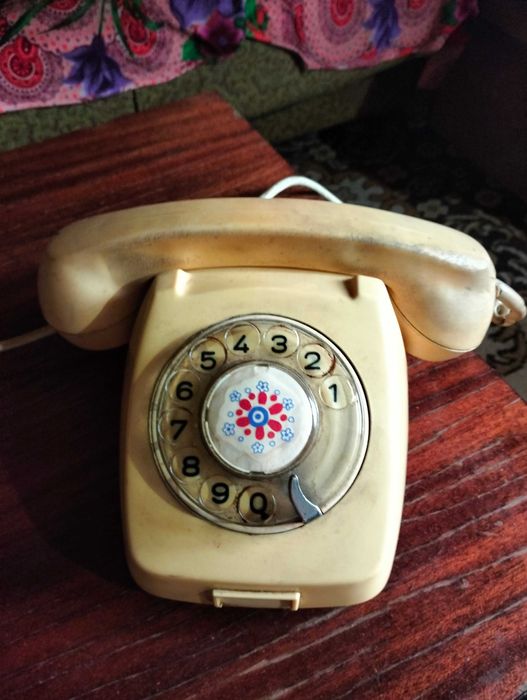 Дисковий телефон, ретро.