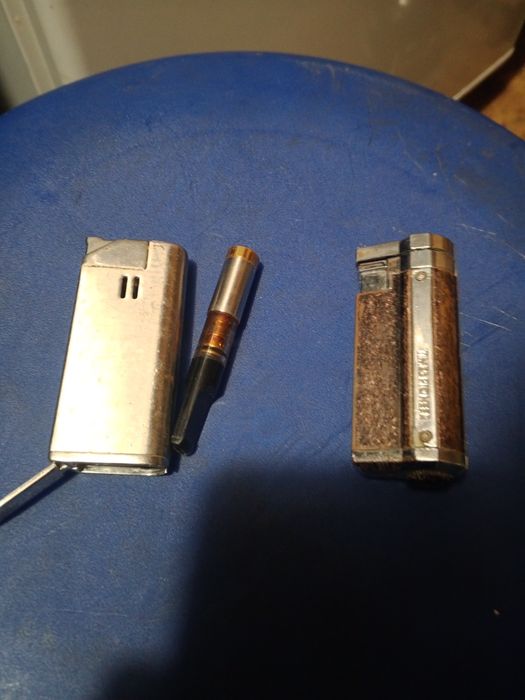 Зажигалки две под восстановления всё как на фото.