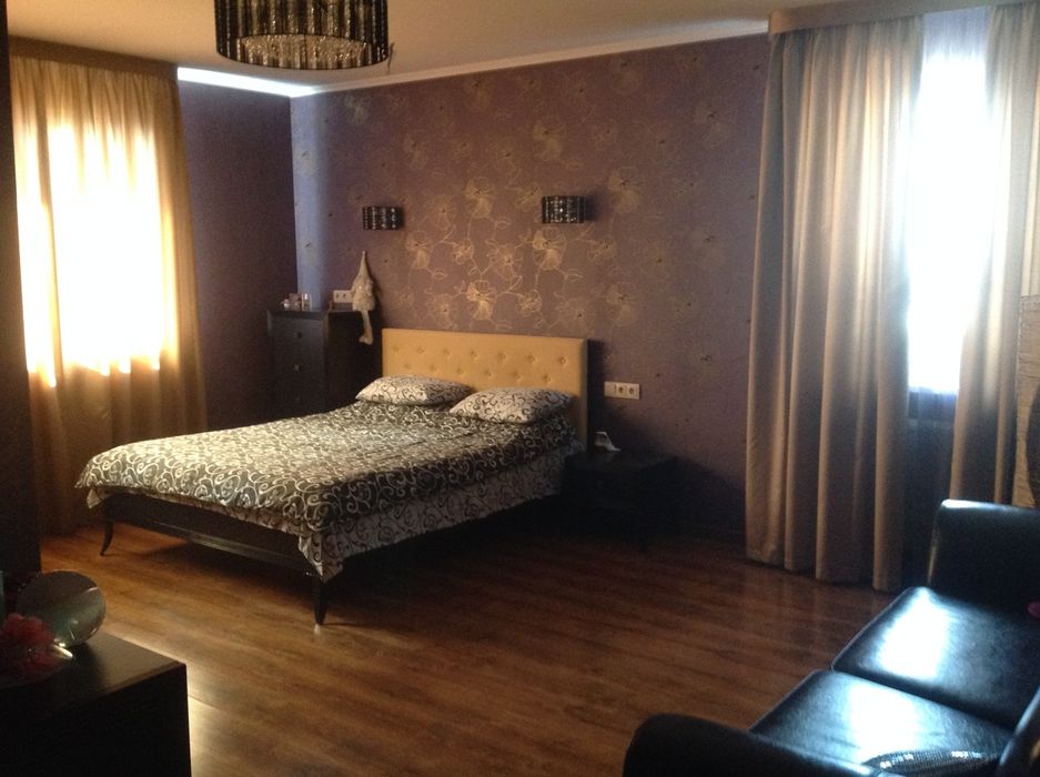 ЛЮКС . .Недалеко від центру. Біля медичного університету ім.