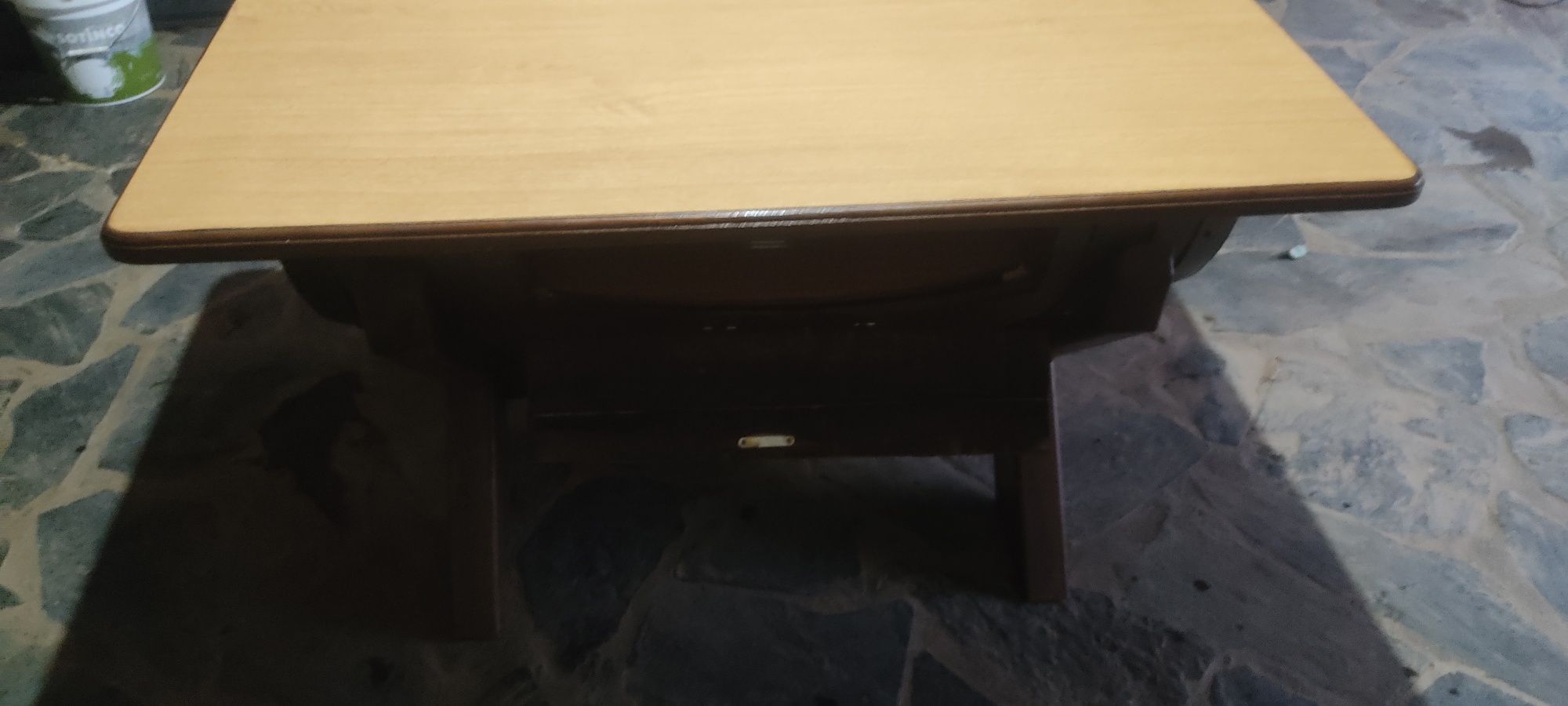 Mesa rústica feita de pipo