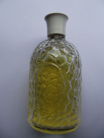 Frasco de perfume em vidro gravado