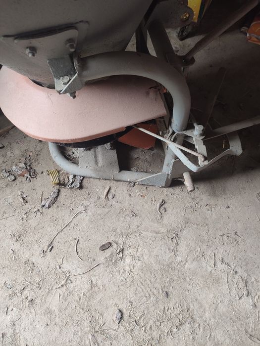 Siewnik do nawozu lejowy ciągnikowy jednotalerzowy