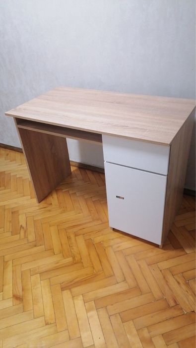 Стіл письмовий підійде для дорослого  або для дитини