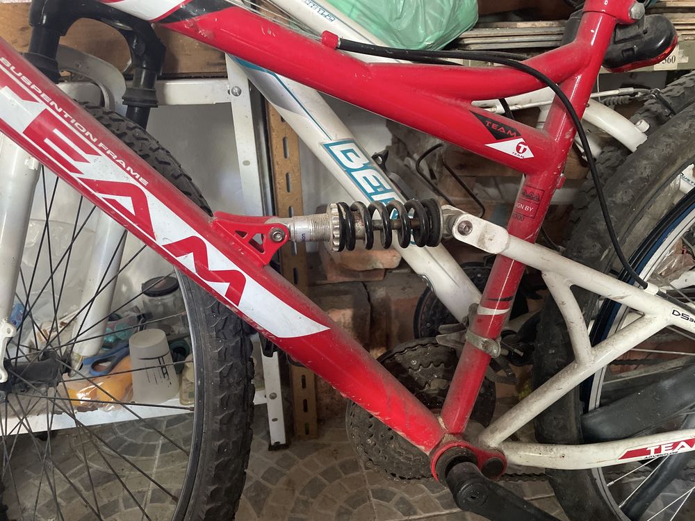 Bicicleta com suspensão e travões de disco