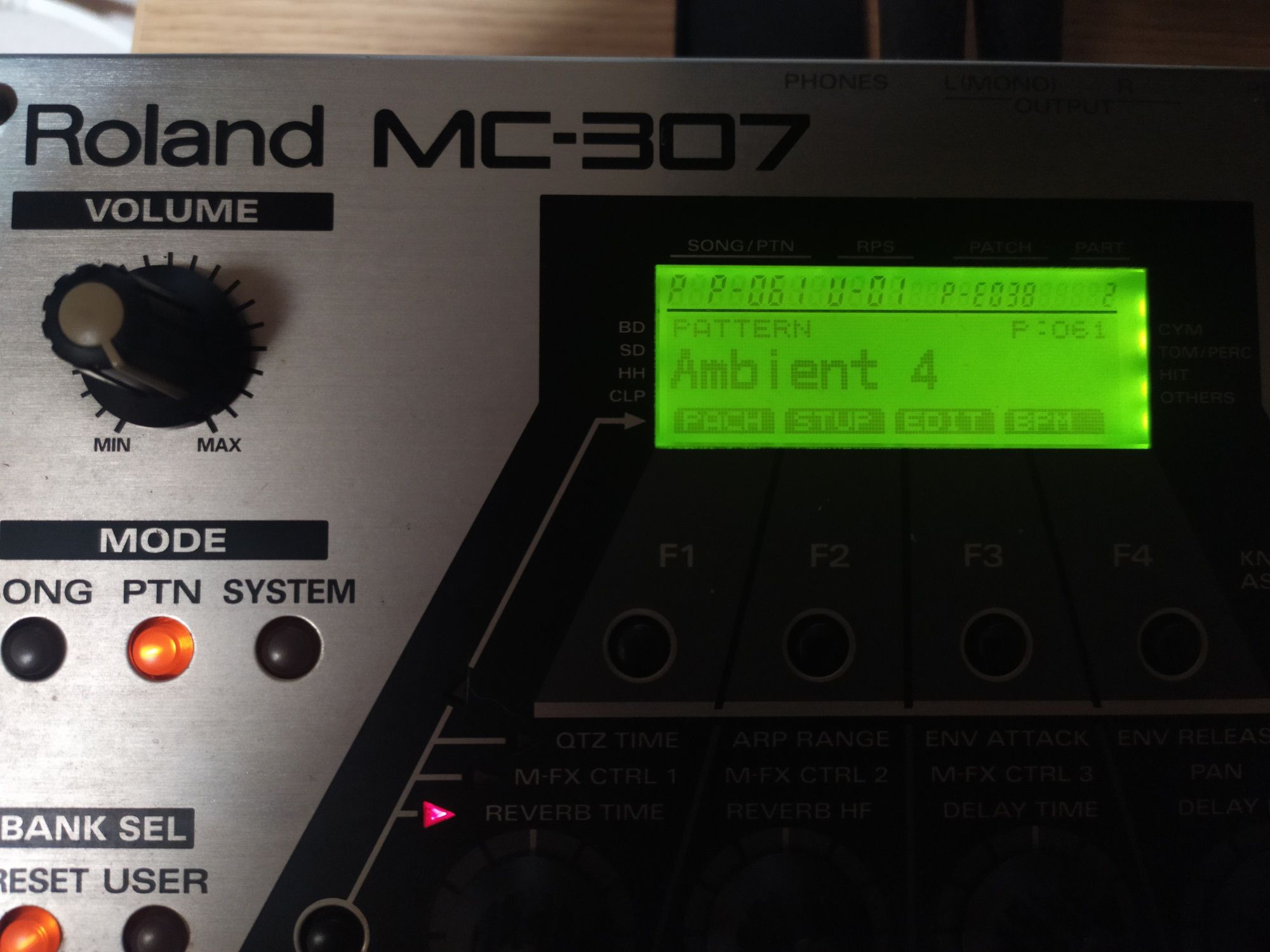 Roland MC-307 Groovebox