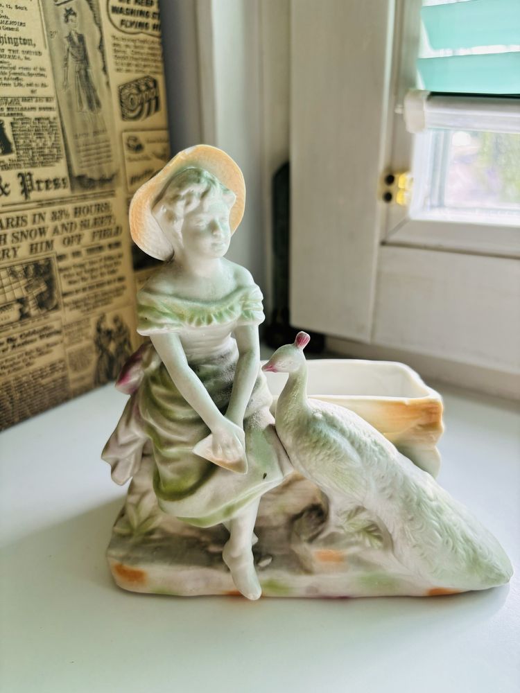 Porcelanowa Dama z Pawiem