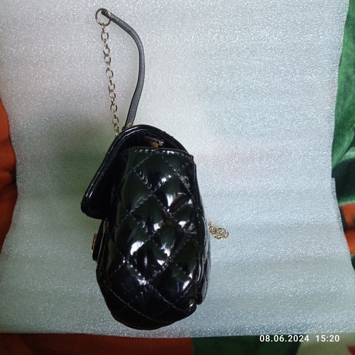 Elegancka czarna lakierowana torebka na łańcuszku. MOHITO.