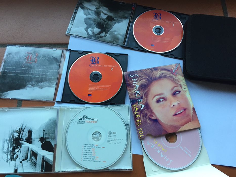 Bolsa/ Arquivador de CDs, mais 4 CDs originais