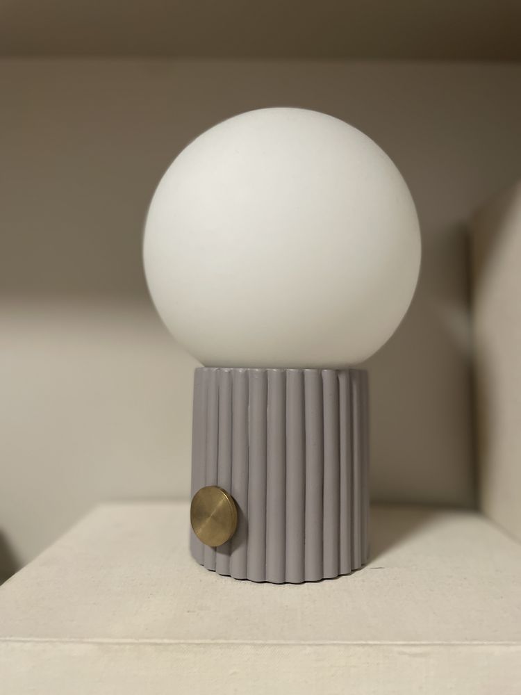 Globen Lighting Hubble Ø15 cm szara lampka stołowa