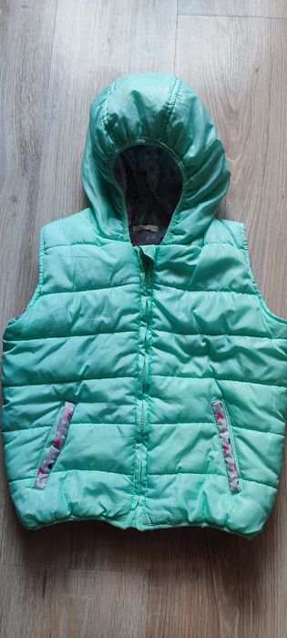 Kamizelki, kurtka Softshell, polarki, spodnie narciarskie, czapki.