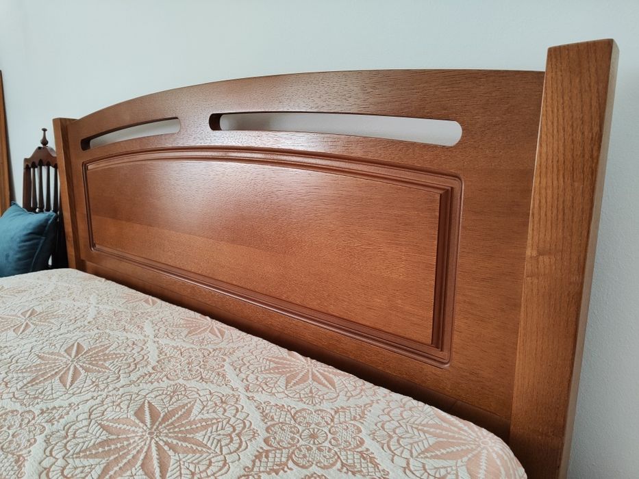 Cama de casal em pinho. Com estrado. Com ou sem colchão.