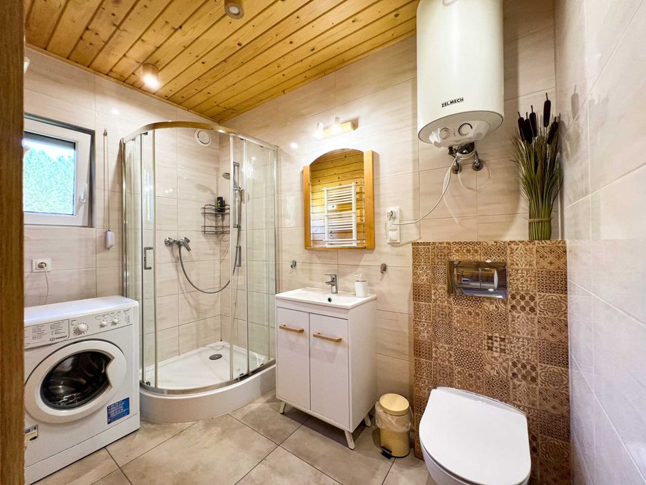Domek drewniany całoroczny nad jeziorem z jacuzzi i WiFi