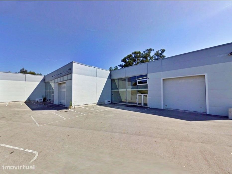 Armazém na Zona Industrial de Barrô