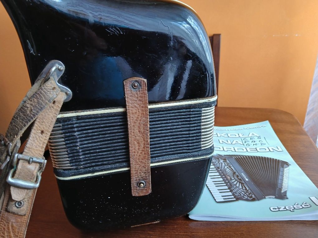 Akordeon 80 basów.