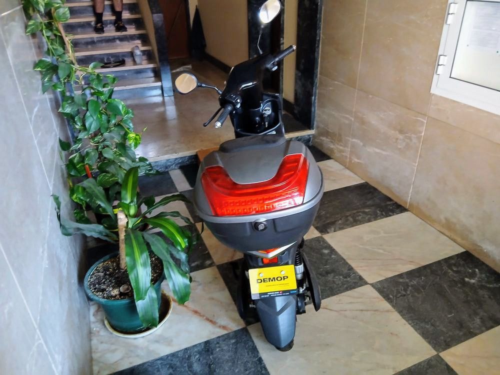 Scoter eletrica.     Nao precisa de carta nem seguro.