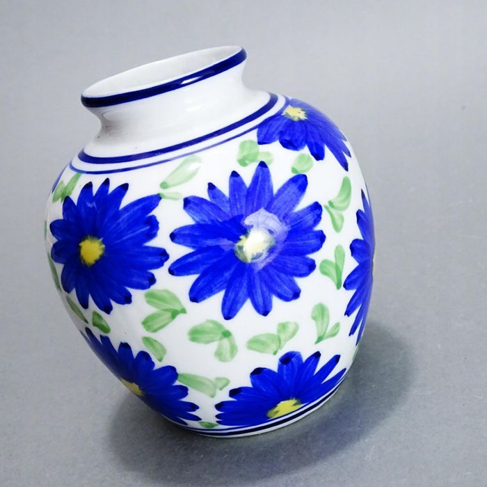 malowany porcelanowy wazonik wazon