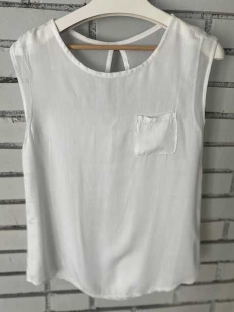 Piękna biała bluzka, idealna na upalne dni