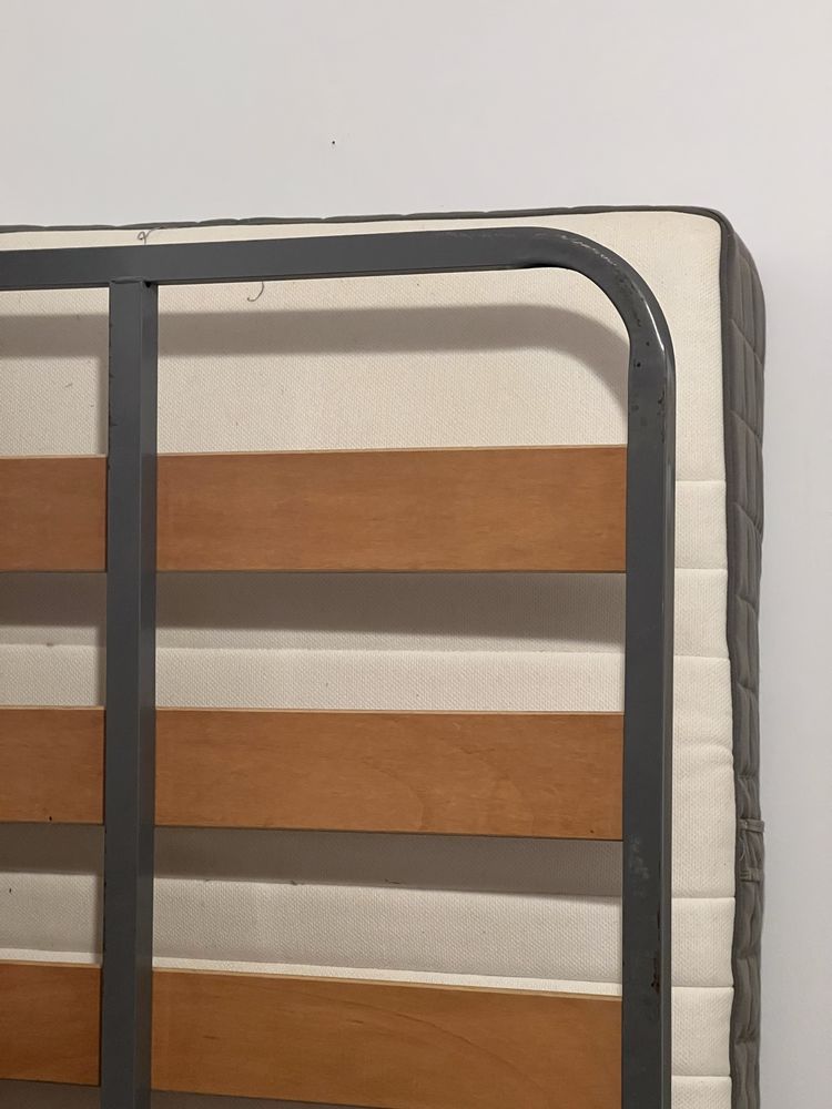 Cama de ferro com estrado e colchão