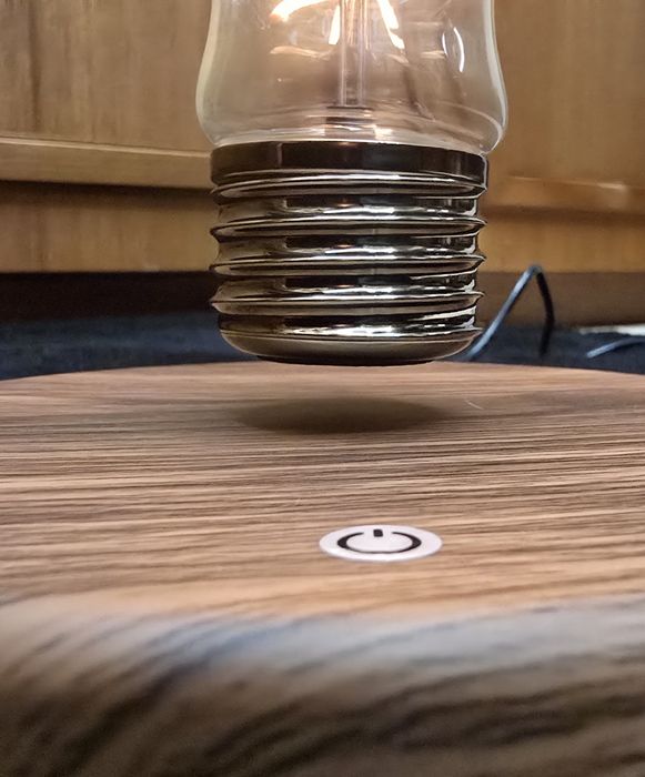 Lewitująca  lampa żarówka