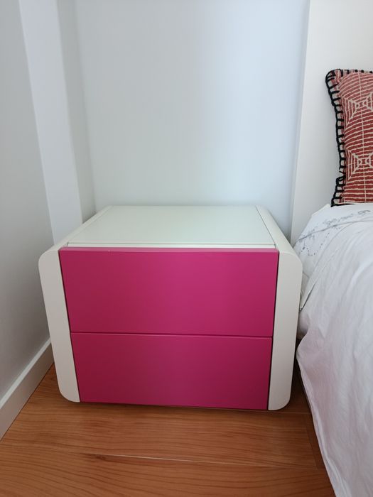 Secretária e mesa cabeceira de criança