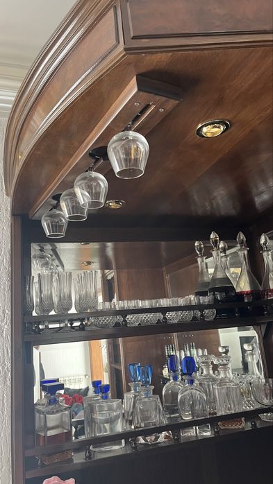 Bar em madeira maciça — peça de canto, excelente estado