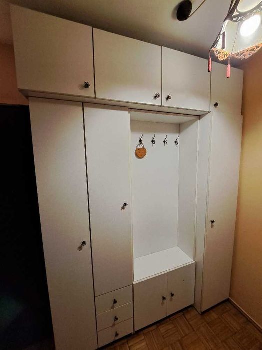 Meble na korytarz - szafy i wieszak