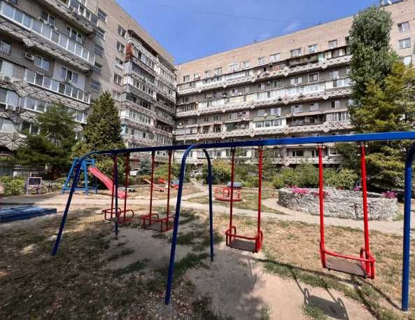 Дворівнева квартира з орендарями на проспекті Олександра Поля