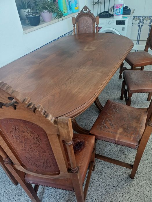 Vendo mesa em madeira com cadeiras