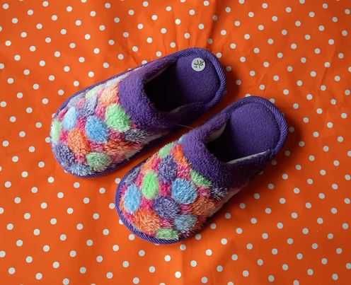 Mega fajne kapcie nowe wsuwane dziecięce kolorowe, dł wkładki 18 cm