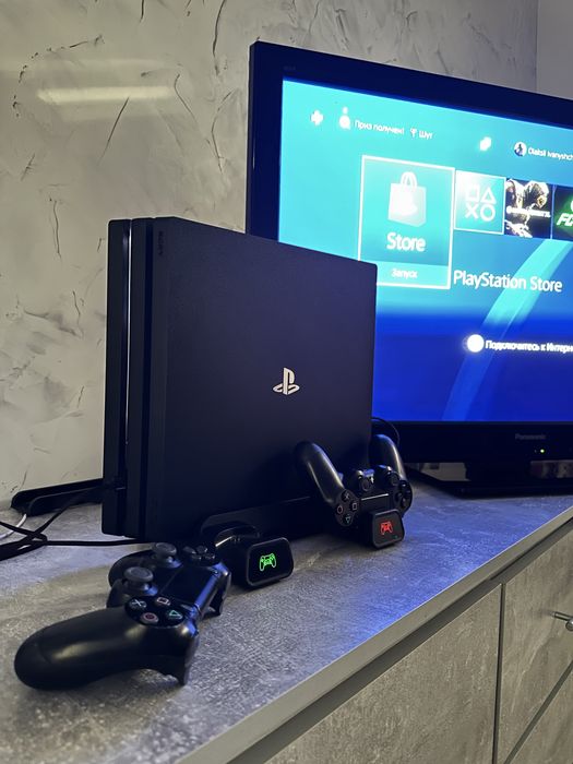 Ps 4 pro 1tb + 2 геймпада + підставка для консолі із зарядкою