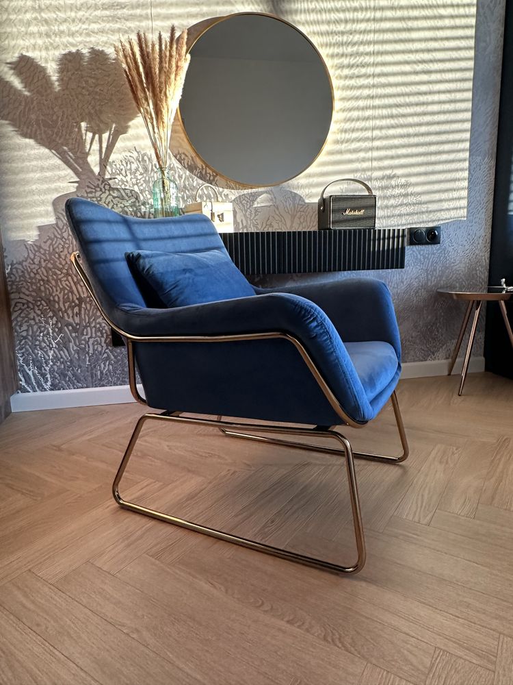 Fotel w kolorze niebieskim glamour