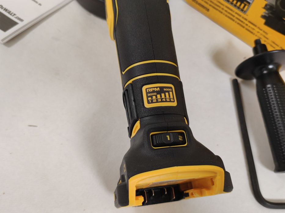 Безщіткова кутова шліфмашина болгарка DeWALT DCG409VS XR 20Vmax